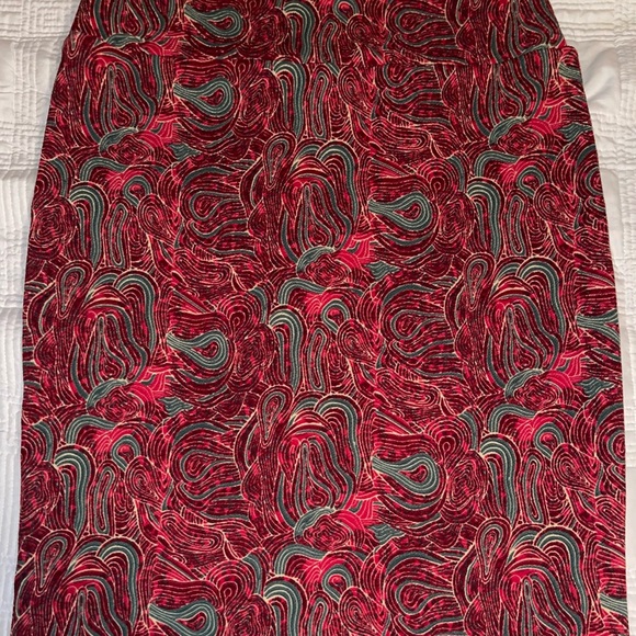 Lularoe fitted & stretchy type skirt, Size L in red and green EUC - Picture 11 of 15